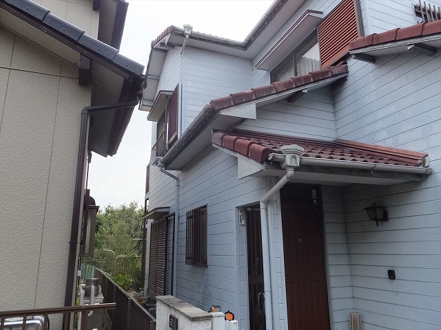 大垣市の戸建住宅で外壁の点検、木製サッシ枠の腐食、庇周りの防水処理が劣化